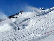 Leistungsfähige Schneekanonen beschneien die Corviglia Run