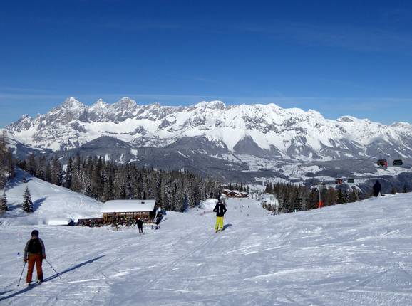 In der 4-Berge-Skischaukel allgegenwärtig: der Blick auf das Dachsteinmassiv