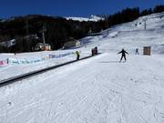 Förderband Talstation der Skischule