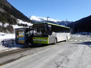 Skibus an der Talstation Ladurns