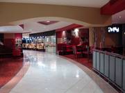 Moderne Restaurants reihen sich um die Skihalle