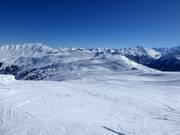 Blick über das Skigebiet Richtung Bergstation Wildkogelbahn und Hohe Tauern
