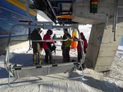 Hilfe beim Einstieg an der Sesselbahn