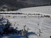 Förderband und Parkplatz