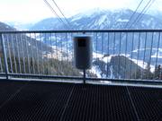 Abfalleimer an der Bergstation der Seilbahn
