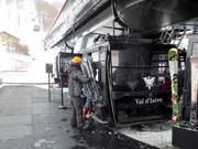 Das Personal hilft beim Einstieg in die Gondelbahn