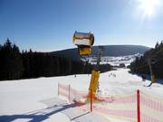 Schneekanone im Skigebiet Malá Úpa