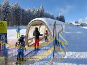 JuniorSkiZirkus - Förderband/Zauberteppich mit Überdachung