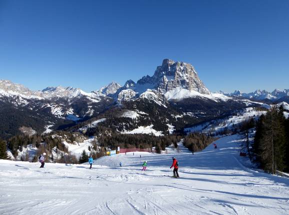 Prächtige Kulisse des Monte Pelmo in Skigebiet Civetta