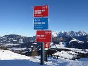 Ausschilderung mit Schwierigkeitsgraden in Farbe (blau=leicht, rot=mittel, schwarz=schwer)