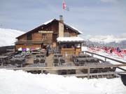 Am Hang des Mont Bisanne liegt kurz oberhalb von Les Saisies dieser gemütliche Einkehrstopp: Les Halles de Bisanne