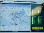 Informationstafel mit geöffneten Anlagen und Pisten