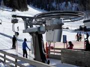 Servicepersonal am Übungshang Schlepplift