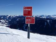 Ausschilderung mit Schwierigkeitsgraden in Farbe (blau=leicht, rot=mittel, schwarz=schwer)