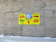 Pistenausschilderung an der Bergstation Grand Hirafu