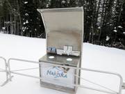 "Sniffle Station" am Einstieg mit Mülleimer