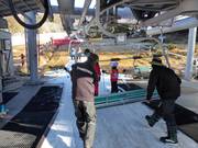 Freundliche Hilfe beim Einstieg in die Sesselbahn