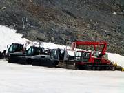 Die Pistenraupen warten auf den nächsten Einsatz