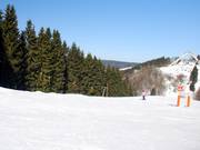 Kurz, breit und meist leer: Piste am Astenstraßenlift