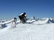 Schneekanone mit Großglockner im Hintergrund