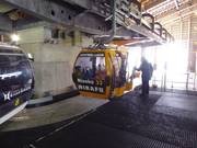 Hilfe beim Ausstieg aus der Gondelbahn