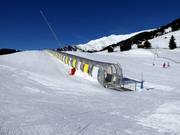 Förderband mit Übungspiste neben Berta's Kinderland in Fiss