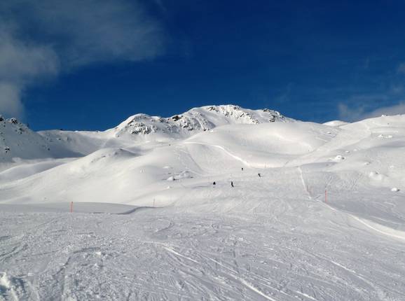 Breite Pisten auf baumfreien Hängen dominieren im Skigebiet Madrisa