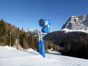 Leistungsfähige Schneekanone im Skigebiet Civetta