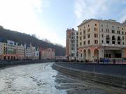 Das Park Inn liegt auf der linken Seite des Flusses direkt neben der Talstation