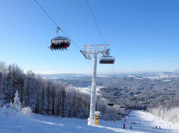 Große Almberg-Sesselbahn - 6er Hochgeschwindigkeits-Sesselbahn (kuppelbar) mit Abdeckhauben