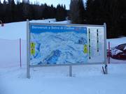 Informationstafel mit aktuellen Informationen an der Talstation