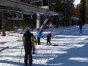 Hilfestellung beim Einstieg am Schlepplift