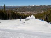 Überdachtes Förderband mit Kinderpiste