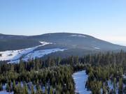 Blick vom Skigebiet Pec pod Sněžkou zum Gipfel Černá hora