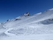 Schwarze Piste Bond mit Tiefschneehängen