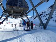 Hilfestellung beim Einstieg an der Sesselbahn