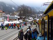 Mit der Zahnradbahn geht es nach Wengen und ins Skigebiet
