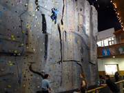 Die Kletterwand im Foyer der Skihalle