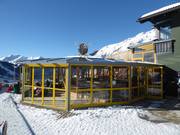 Après-Ski-Bar mit Panoramablick im Das View - the Pop-Up an der Bergstation des Egghof Sun Jet