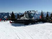 Pistenraupe wartet auf ihren Einsatz