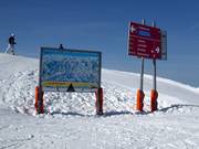 Pistenausschilderung mit Pistenplan im Skigebiet