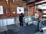 Die Zugänge zu den Liftanlagen werden gefegt