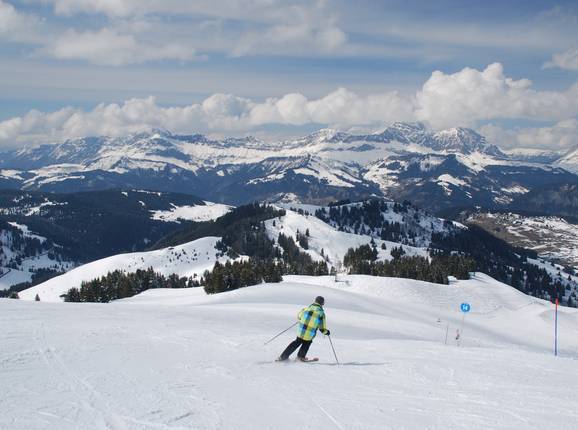 Führt vom höchsten Punkt des Skigebietes talwärts: Piste Arète