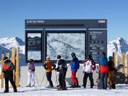 Große Informationstafeln mit Detail- und Gesamtansicht