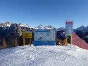 Pistenausschilderung mit Pistenplan im Skigebiet Civetta