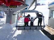 Kleinen Kindern wird beim Einsteigen geholfen