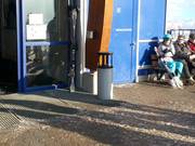 Mülleimer am Eingang zur Bahn