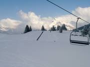 Blick auf das Förderband von der Vierersesselbahn Ecole