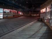 Blick in die Skihalle ohne Schnee
