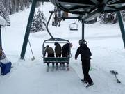 Hilfestellung beim Einstieg in die Sesselbahn
